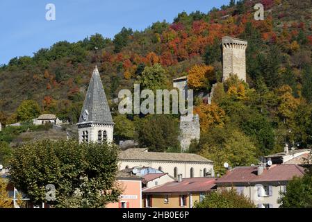 Chiesa guglia e medievale Torre esagonale, parte delle mura della città vecchia, a Castellane in autunno Alpi-de-Haute-Provence Provenza Francia Foto Stock
