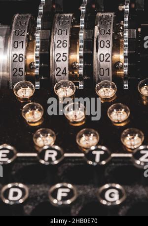 Il plugboard, la tastiera e i rotori di una storica macchina Enigma tedesca della guerra mondiale del 2 in mostra al Bletchley Park, Buckinghamshire. Foto Stock