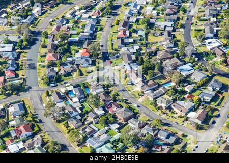 Vista aerea del tipico vecchio sobborgo australiano caratterizzato principalmente da alloggi singoli staccati con spazio sul retro. Foto Stock