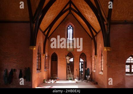 16 dicembre 2021, Srinagar, Jammu e Kashmir, India: Un Artigiano è visto lavorare all'interno della storica chiesa di St. Lukes di 125 anni, che è stata chiusa per più di 30 anni a Srinagar. La pietra di fondazione fu eretta dal Dr. Earnest e dal Dr. Arthur neve, 'alla gloria di Dio'' e 'come testimone del Kashmir'' fu dedicata dal 'Vescovo di Lahore' il 12 settembre 1896. Dopo la revoca dello status speciale del Kashmir, i cristiani della regione temono che il cambiamento porterà ad un'ondata di nazionalismo indù e con essa, ad un aumento della persecuzione. (Credit Image: © Adel Abbas/ZUMA Foto Stock