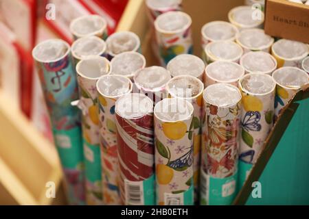 Carte di compleanno, borse e carta da imballaggio raffigurati in un negozio di carte in Hampshire, Regno Unito. Foto Stock