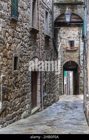 Vicolo scuro in una vecchia città italiana Foto Stock
