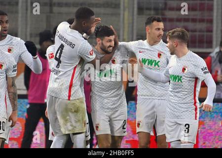 Goaljubel collettivo intorno a Daniel CALIGIURI (FC Augsburg) dopo gol a 1-1 da pena, calcio di punizione, giubilo, gioia, entusiasmo, Azione, da sinistra: Rece OXFORD (FC Augsburg), Daniel CALIGIURI (FC Augsburg), Amaral Borduchi IAGO (FC Augsburg), Mads PEDERSEN (FC Augsburg). Calcio 1. Bundesliga stagione 2021/2022, 16th matchday, matchday16, FC Augsburg - RB Leipzig 1-1 il 15 dicembre 2021 WWK ARENA di Augsburg, Foto Stock