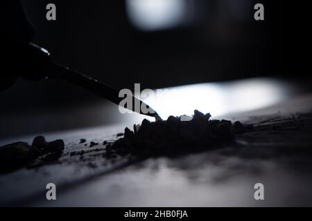 Amburgo, Germania. 16th Dic 2021. La cocaina pressata e altamente concentrata di un grande ritrovamento di cocaina è mostrata in una conferenza stampa della dogana di Amburgo. Credit: Christian Charisius/dpa/Alamy Live News Foto Stock