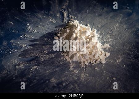 Amburgo, Germania. 16th Dic 2021. La cocaina pressata e altamente concentrata di un grande ritrovamento di cocaina è mostrata in una conferenza stampa della dogana di Amburgo. Credit: Christian Charisius/dpa/Alamy Live News Foto Stock