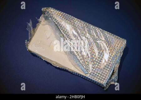 Amburgo, Germania. 16th Dic 2021. La cocaina pressata e altamente concentrata di un grande ritrovamento di cocaina è mostrata in una conferenza stampa della dogana di Amburgo. Credit: Christian Charisius/dpa/Alamy Live News Foto Stock