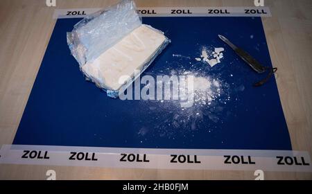 Amburgo, Germania. 16th Dic 2021. La cocaina pressata e altamente concentrata di un grande ritrovamento di cocaina è mostrata in una conferenza stampa della dogana di Amburgo. Credit: Christian Charisius/dpa/Alamy Live News Foto Stock