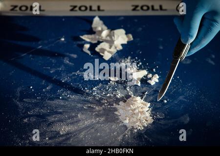 Amburgo, Germania. 16th Dic 2021. La cocaina pressata e altamente concentrata di un grande ritrovamento di cocaina è mostrata in una conferenza stampa della dogana di Amburgo. Credit: Christian Charisius/dpa/Alamy Live News Foto Stock