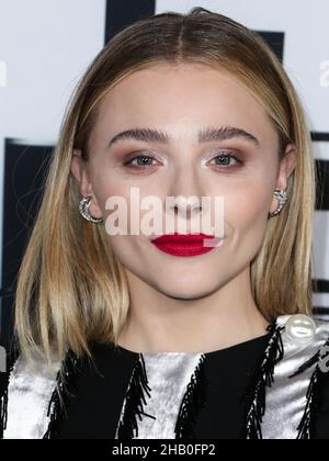 Hollywood, Stati Uniti. 15th Dic 2021. HOLLYWOOD, LOS ANGELES, CALIFORNIA, USA - 15 DICEMBRE: L'attrice americana Chloë Grace Moretz (Chloe Grace Moretz) che indossa Louis Vuitton arriva alla Los Angeles Premiere di Hulu's 'altro/Android' tenuto a NeueHouse Los Angeles il 15 dicembre 2021 a Hollywood, Los Angeles, California, Stati Uniti. (Foto di Xavier Collin/Image Press Agency/Sipa USA) Credit: Sipa USA/Alamy Live News Foto Stock