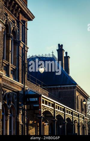 Architettura vittoriana, facciata principale della stazione ferroviaria di Crystal Palace, Londra, Inghilterra, Regno Unito Foto Stock