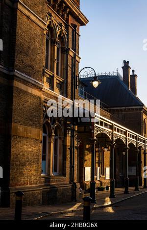 Architettura vittoriana, facciata principale della stazione ferroviaria di Crystal Palace, Londra, Inghilterra, Regno Unito Foto Stock