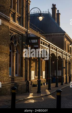 Architettura vittoriana, facciata principale della stazione ferroviaria di Crystal Palace, Londra, Inghilterra, Regno Unito Foto Stock