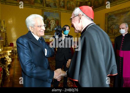 Vaticano. 16th Dic 2021. Italia, Roma, Vaticano, 2021/12/16. Il Cardinale Pietro Parolin ha ricevuto il Presidente italiano Sergio Mattarella in udienza privata in Vaticano.Fotografia dei media Vaticani/Stampa Cattolica Foto . LIMITATO ALL'USO EDITORIALE - NO MARKETING - NO CAMPAGNE PUBBLICITARIE. Credit: Independent Photo Agency/Alamy Live News Foto Stock