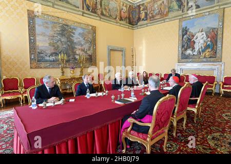 Vaticano. 16th Dic 2021. Italia, Roma, Vaticano, 2021/12/16. Il Cardinale Pietro Parolin ha ricevuto il Presidente italiano Sergio Mattarella in udienza privata in Vaticano.Fotografia dei media Vaticani/Stampa Cattolica Foto . LIMITATO ALL'USO EDITORIALE - NO MARKETING - NO CAMPAGNE PUBBLICITARIE. Credit: Independent Photo Agency/Alamy Live News Foto Stock