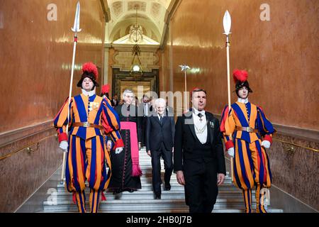 Vaticano. 16th Dic 2021. Italia, Roma, Vaticano, 2021/12/16. Il Cardinale Pietro Parolin ha ricevuto il Presidente italiano Sergio Mattarella in udienza privata in Vaticano.Fotografia dei media Vaticani/Stampa Cattolica Foto . LIMITATO ALL'USO EDITORIALE - NO MARKETING - NO CAMPAGNE PUBBLICITARIE. Credit: Independent Photo Agency/Alamy Live News Foto Stock