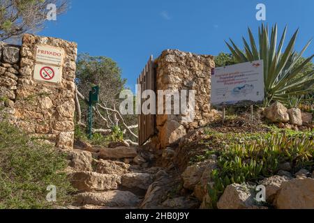 Santanyi, Spagna; dicembre 09 2021: Segnalato ingresso al sentiero rurale fatto di legno e in modo sostenibile, per accedere alla famosa spiaggia dell'is Foto Stock