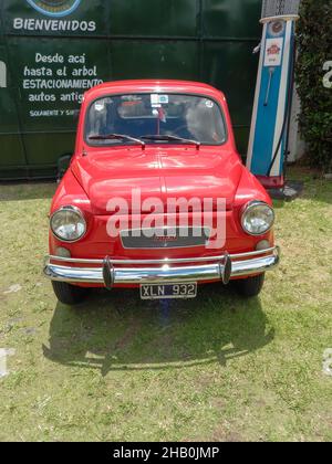 LOMAS DE ZAMORA - BUENOS AIRES, ARGENTINA - 05 dic 2021: Red Fiat 600 berlina due porte posteriore con unibody inginiato costruito in Argentina circa 1970. Vista frontale. Foto Stock