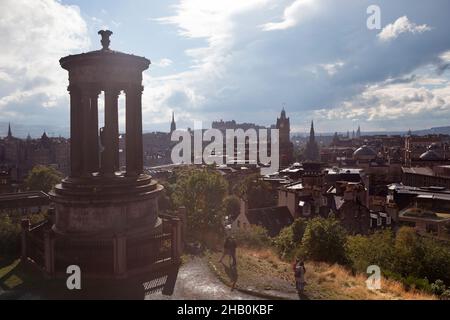 Edimburgo, Scozia-7 settembre 2013: Dopo la pioggia, quando le nuvole si rompono, la città si illumina con il sole, mostrando una vista da Calton Hill a. Foto Stock