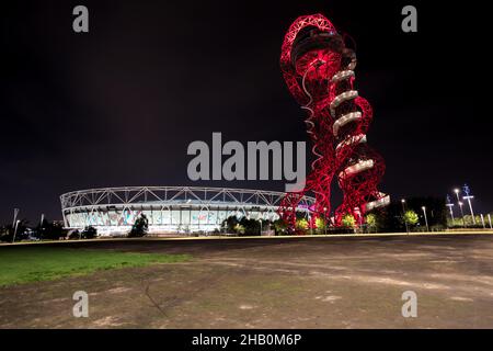 Vista notturna dello stadio olimpico illuminato e della torre di osservazione ArcelorMittal Orbit nel Parco Olimpico di Londra, Inghilterra. Foto Stock