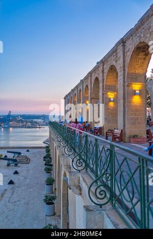I famosi giardini superiori di Barrakka, colonnati, si stagliarono su una parte dei bastioni della Valletta, Malta. Foto Stock