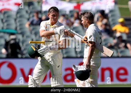 Adelaide, Australia. 16th Dic 2021. David Warner d'Australia e Marnus Labuschagne d'Australia alla fine della prima pausa durante il secondo Test Match nella serie Ashes tra Australia e Inghilterra. Credit: Peter Mundy/Speed Media/Alamy Live News Foto Stock