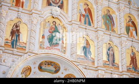 L'iconostasi all'interno di una chiesa ortodossa. Video. Vista dal basso delle icone con i volti dei santi, concetto di religione, dettagli interni Foto Stock