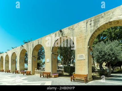 I famosi giardini superiori di Barrakka, colonnati, si stagliarono su una parte dei bastioni della Valletta, Malta. Foto Stock