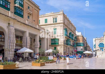 Republic Street con il Palazzo Ferreria del 19th° secolo nella capitale, la Valletta, Malta. Foto Stock