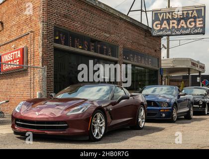 BERKLEY, MI/USA - 17 AGOSTO 2021: Chevrolet Corvette (C6) e Ford Mustang di 5th generazione allo storico Vinsetta Garage, sulla Woodward Dream Cruise r Foto Stock