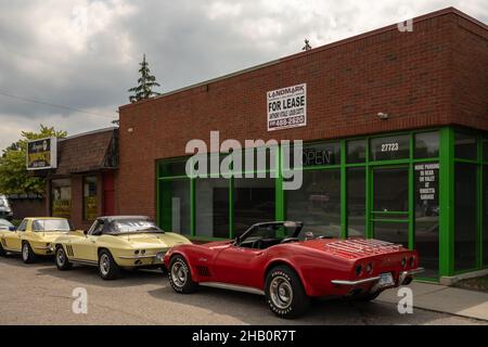 BERKLEY, MI/USA - 17 AGOSTO 2021: Tre Chevrolet Corvette (C2 e C3) sulla rotta Woodward Dream Cruise. Foto Stock