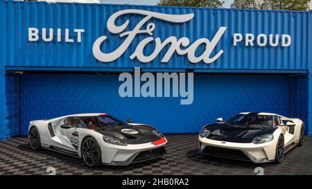 ROYAL OAK, MI/USA - 20 AGOSTO 2021: Due vetture Ford GT sulla rotta Woodward Dream Cruise. Foto Stock