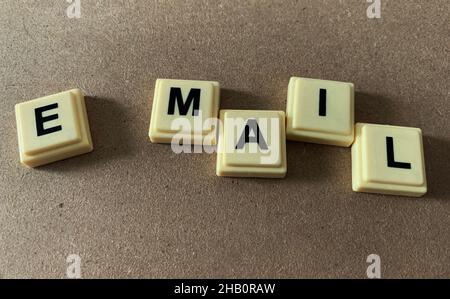 e-mail scritte su scrabble con sfondo marrone tavolo in legno Foto Stock