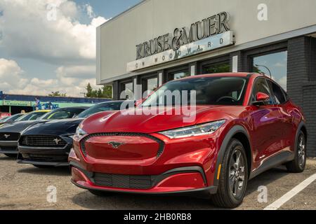 ROYAL OAK, MI/USA - 20 AGOSTO 2021: Una Ford Mach-e GT e due Ford Mustang sulla rotta Woodward Dream Cruise. Foto Stock