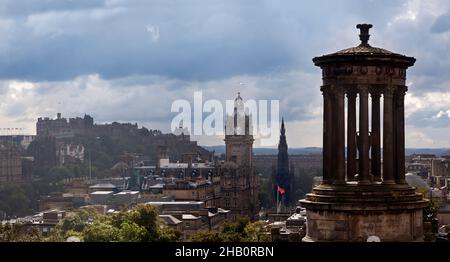 Edimburgo, Scozia-7 settembre 2013: Dopo la pioggia, quando le nuvole si rompono, la città si illumina con il sole, mostrando una vista da Calton Hill a. Foto Stock