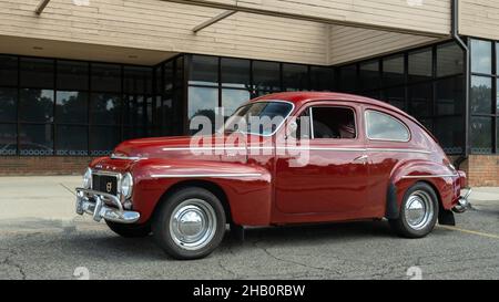 ROYAL OAK, MI/USA - 20 AGOSTO 2021: Un'auto Volvo 1961 PV544 sulla rotta Woodward Dream Cruise. Foto Stock