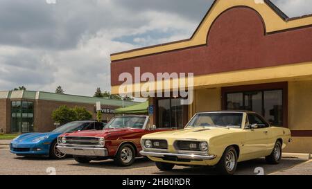 BERKLEY, MI/USA - 17 AGOSTO 2021: Chevrolet Corvette (C5), 1968 Dodge Dart GTS, 1968 Plymouth Barracuda automobili sulla rotta Woodward Dream Cruise. Foto Stock