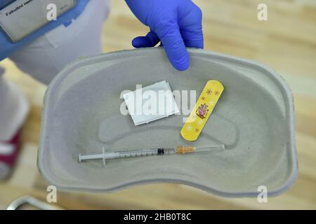 La vaccinazione contro il COVID-19 per i bambini di età compresa tra 5-11 anni è iniziata presso l'Ospedale Universitario di Brno, Repubblica Ceca, il 16 dicembre 2021. (CTK Photo/Vaclav Salek) Foto Stock