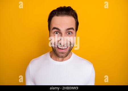 Foto di giovane ragazzo allegro hanno divertimento toothy sorriso indossare abiti casual isolato su sfondo giallo Foto Stock