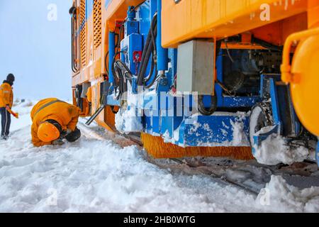 (211216) -- TACHENG, 16 dicembre 2021 (Xinhua) -- i lavoratori controllano lo stato di un veicolo per la rimozione della neve che corre lungo la ferrovia Karamey-Tacheng a Tacheng, nella regione autonoma di Xinjiang Uygur della Cina nord-occidentale, 14 dicembre 2021. Poiché la neve pesante influisce sul funzionamento dei treni in inverno lungo la ferrovia Karamey-Tacheng di tanto in tanto, l'Ufficio ferroviario di Urumqi a Xinjiang ha messo in funzione il veicolo di rimozione della neve migliorato dal dicembre 10 per eliminare la neve accumulata in modo più efficace e garantire il normale funzionamento della ferrovia. (Foto di Bai Fengliang/Xinhua) Foto Stock