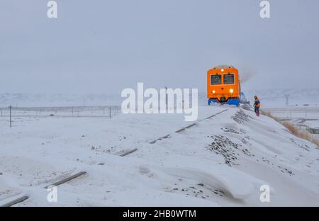 (211216) -- TACHENG, 16 dicembre 2021 (Xinhua) -- Un veicolo di rimozione della neve corre lungo la ferrovia di Karamey-Tacheng in Tacheng della regione autonoma di Xinjiang Uygur della Cina nord-occidentale, 14 dicembre 2021. Poiché la neve pesante influisce sul funzionamento dei treni in inverno lungo la ferrovia Karamey-Tacheng di tanto in tanto, l'Ufficio ferroviario di Urumqi a Xinjiang ha messo in funzione il veicolo di rimozione della neve migliorato dal dicembre 10 per eliminare la neve accumulata in modo più efficace e garantire il normale funzionamento della ferrovia. (Foto di Bai Fengliang/Xinhua) Foto Stock