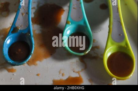 Pappe per bambini con cucchiai di svezzamento su sfondo giallo Foto stock -  Alamy