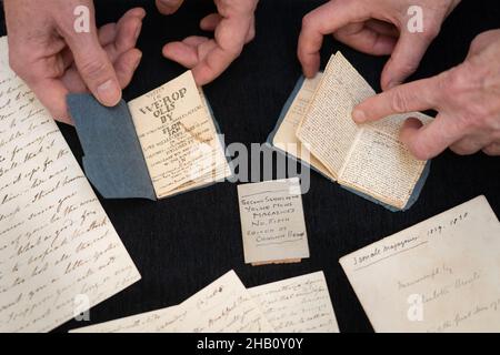 Una selezione dei famosi "piccoli libri" di Charlotte Bronte, che fanno parte della collezione della Biblioteca di Honresfield, in mostra al Sotheby's di Londra, dopo che la raccolta di manoscritti e libri stampati è stata salvata per la nazione a seguito della raccolta di fondi di oltre £15 milioni da parte di Friends of the National Libraries (FNL). La vendita della biblioteca è stata annunciata nel 2021 e FNL è stata in grado di acquistare l'intera raccolta a titolo definitivo per conto di apposite biblioteche beneficiarie nel Regno Unito. Data immagine: Giovedì 16 dicembre 2021. Foto Stock