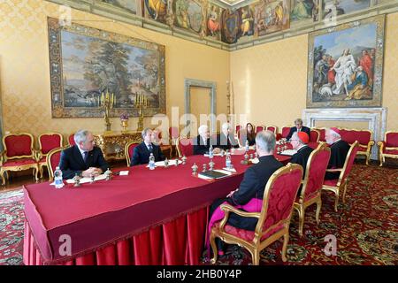 Città del Vaticano, Vatikanstadt. 16th Dic 2021. Il Cardinale Pietro Parolin riceve il Presidente della Repubblica Italiana Sergio Mattarella, Città del Vaticano (16 dicembre 2021). LIMITATO ALL'USO EDITORIALE - Vatican Media/Spaziani. Credit: dpa/Alamy Live News Foto Stock