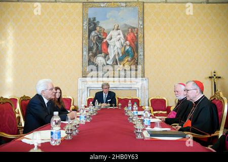 Città del Vaticano, Vatikanstadt. 16th Dic 2021. Il Cardinale Pietro Parolin riceve il Presidente della Repubblica Italiana Sergio Mattarella, Città del Vaticano (16 dicembre 2021). LIMITATO ALL'USO EDITORIALE - Vatican Media/Spaziani. Credit: dpa/Alamy Live News Foto Stock