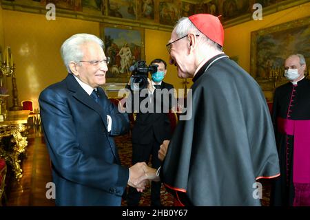 Città del Vaticano, Vatikanstadt. 16th Dic 2021. Il Cardinale Pietro Parolin riceve il Presidente della Repubblica Italiana Sergio Mattarella, Città del Vaticano (16 dicembre 2021). LIMITATO ALL'USO EDITORIALE - Vatican Media/Spaziani. Credit: dpa/Alamy Live News Foto Stock