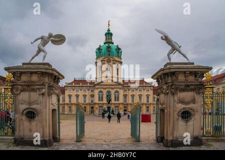 Grande vista panoramica del famoso Palazzo di Charlottenburg con le statue del Gladiatore Borghese (Borghesischer Fechter) all'ingresso del... Foto Stock