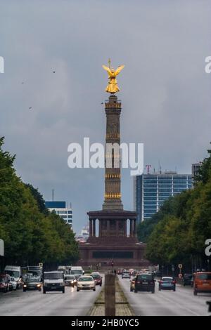 Vista posteriore della famosa colonna della Vittoria (Siegessäule), un monumento con una scultura in bronzo di Victoria, visto dal cosiddetto Straße des 17. Juni, a... Foto Stock
