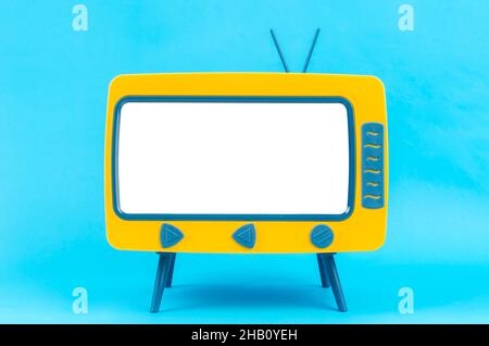La Vintage Miniature Toy Television su sfondo blu. Foto Stock