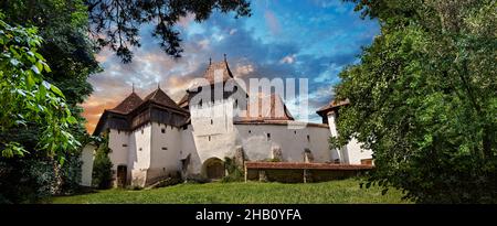 Chiesa medievale fortificata di Viscri, Buneşti, Brasov, Transilvania. La chiesa fortificata di Viscri è una chiesa fortificata luterana a Viscri, Brașov Conte Foto Stock