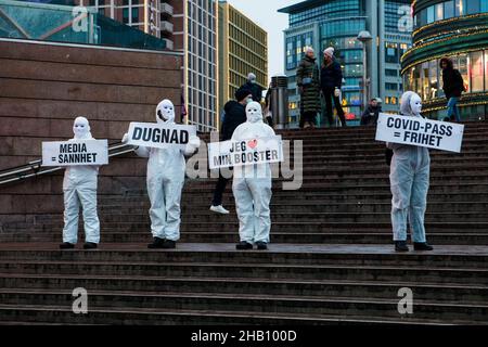 Manifestazione contro il passaporto corona e la vaccinazione dei bambini a Oslo, Norvegia, 11 dicembre 2021. Foto Stock